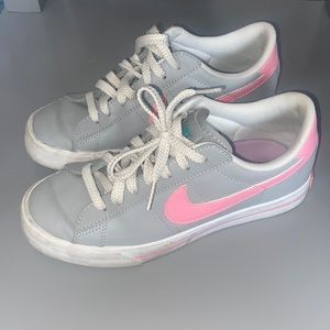 NIKE SNEAKERS, size 7.5, no inserts included